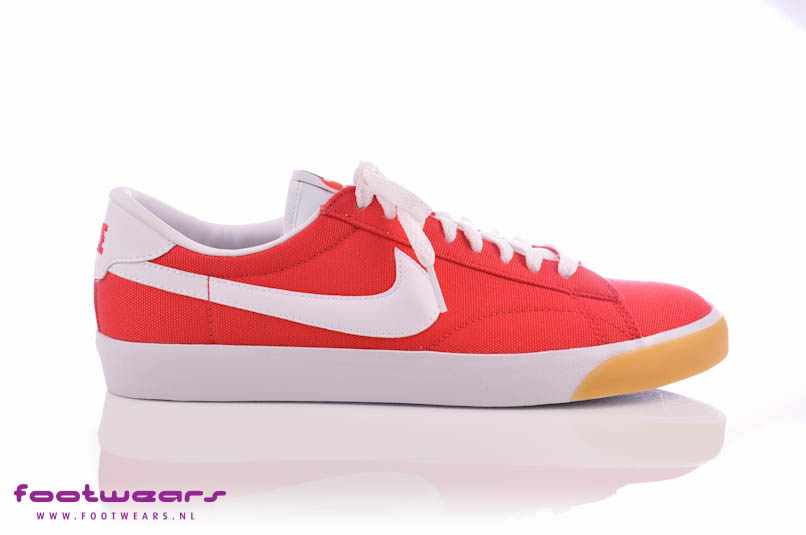 red nike tennis